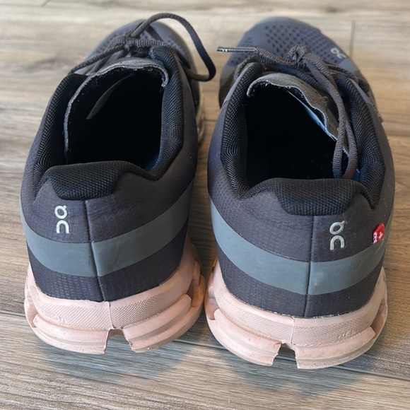 on cloud flow sneakers - Picture 5 of 7